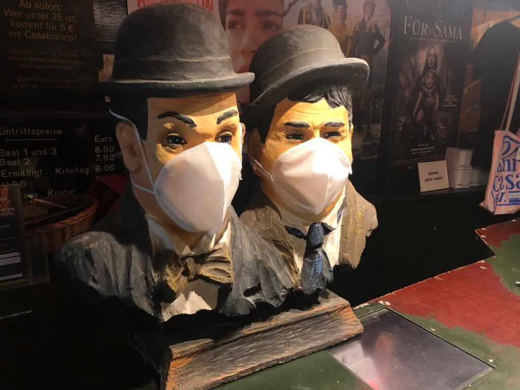 Laurel&Hardy-Büsten mit Mundschutz